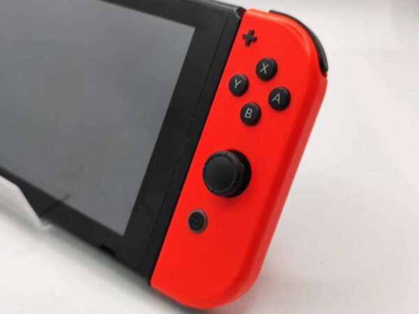 Imagen de WhatsApp 2024 10 31 a las 17.03.30 0e302aa8 CONSOLA NINTENDO SWITCH JOYCON AZUL Y ROJO + BASE DE CARGA BLANCA * DETALLE SEGUROS ROTOS*