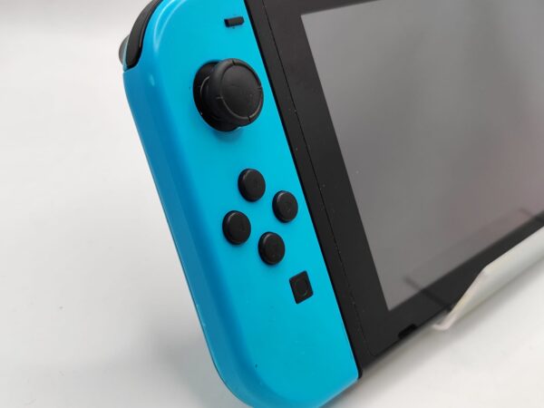 Imagen de WhatsApp 2024 10 31 a las 17.03.30 404af7ff CONSOLA NINTENDO SWITCH JOYCON AZUL Y ROJO + BASE DE CARGA BLANCA * DETALLE SEGUROS ROTOS*