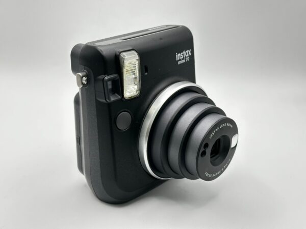 WhatsApp Image 2024 10 07 at 11.30.00 1 CAMARA INSTANTANEA FUJIFILM INSTAX MINI 70 + CAJA Y ACC