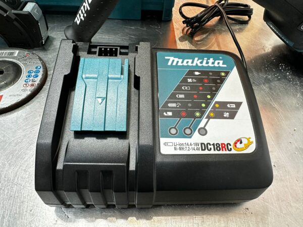 WhatsApp Image 2024 10 10 at 12.27.41 RADIAL A BATERIA MAKITA DGA504RMJ + CAJA CARGAD Y 2 BAT