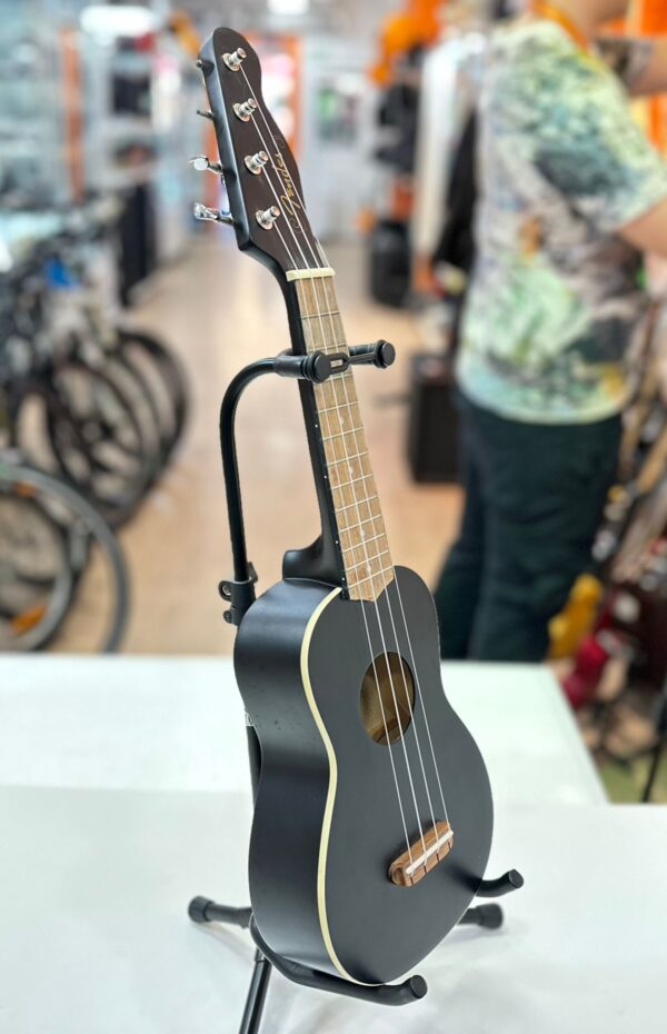 WhatsApp Image 2024 10 21 at 10.39.17 1 UKELELE FENDER VENICE BLK