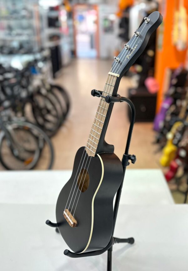 WhatsApp Image 2024 10 21 at 10.39.18 UKELELE FENDER VENICE BLK