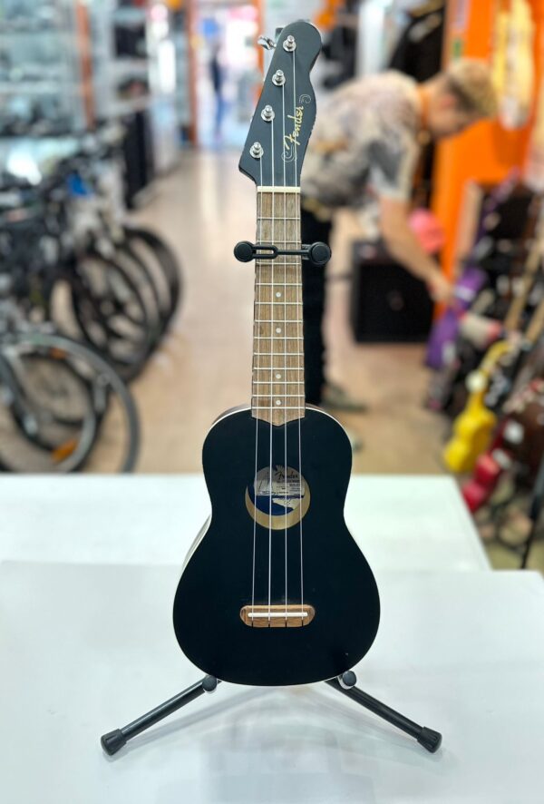 WhatsApp Image 2024 10 21 at 10.39.19 UKELELE FENDER VENICE BLK