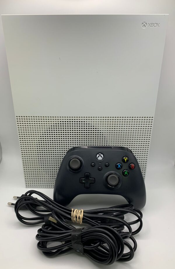 WhatsApp Image 2024 10 23 at 17.54.13 CONSOLA XBOX ONE S 500GB + MANDO (NO ORIGINAL) + CABLES