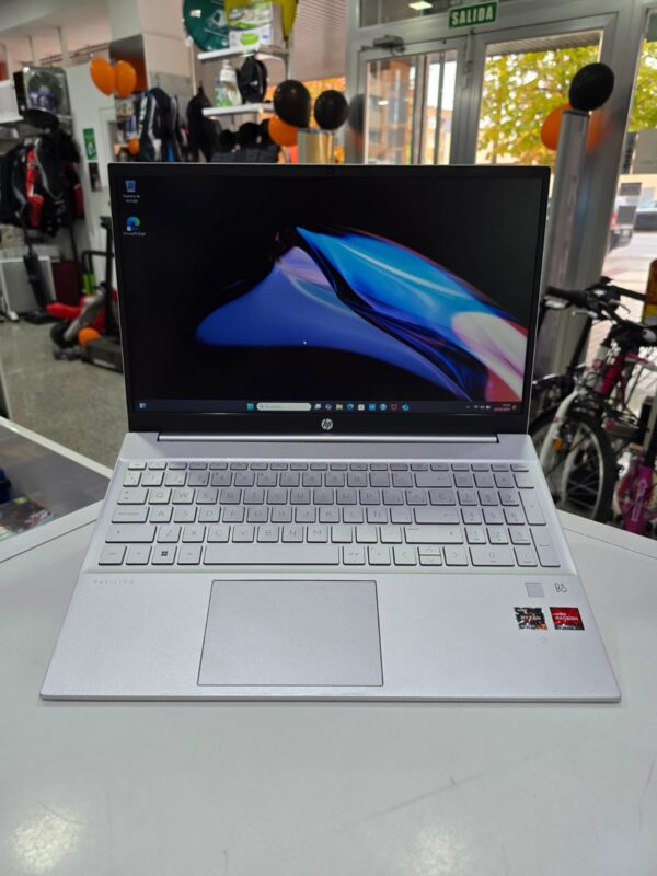 WhatsApp Image 2024 10 25 at 12.39.06 1 PORTATIL HP PAVILION 15-EH RYZEN 7-7730U / 16GB / 512GB SSD / AMD RADEON GRAPHICS + CABLE