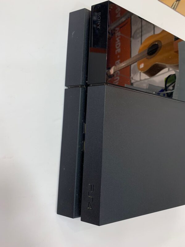 WhatsApp Image 2024 10 26 at 11.04.17 1 CONSOLA SONY PS4 FAT 1TB + CABLES