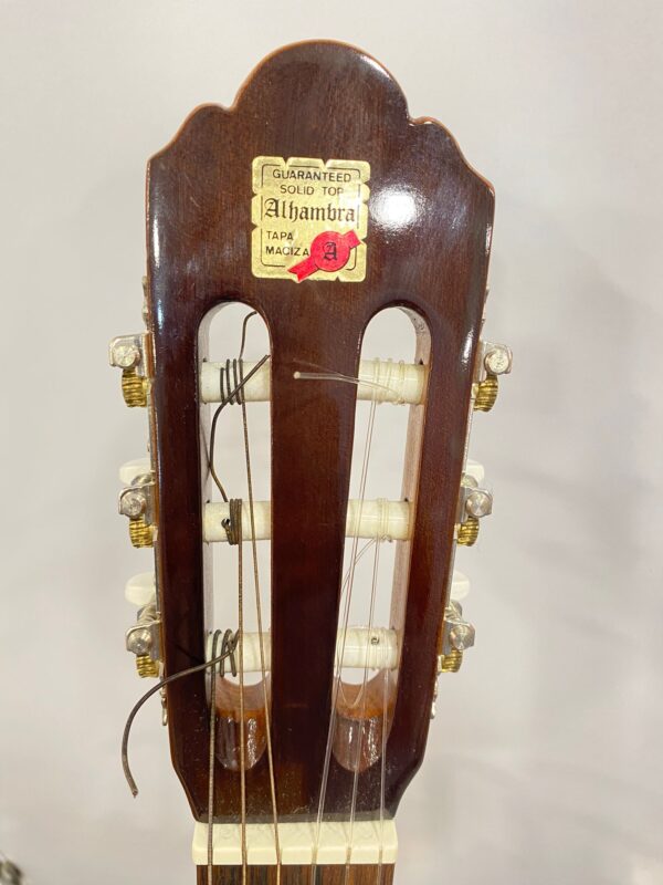 WhatsApp Image 2024 10 30 at 12.59.37 2 GUITARRA CLASICA ALHAMBRA ESPAÑA MODELO 019696