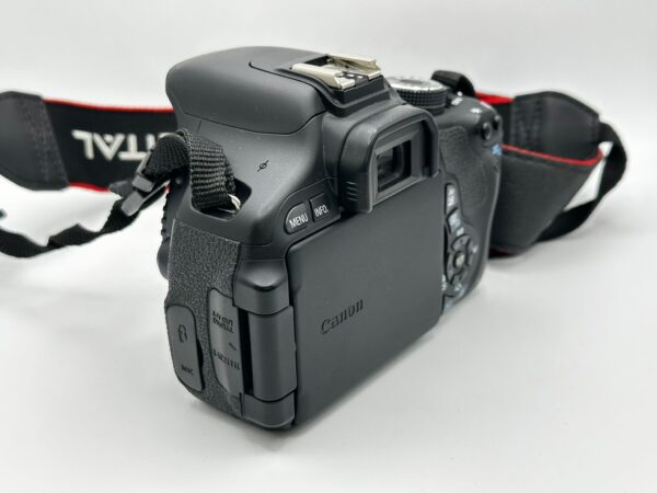 WhatsApp Image 2024 10 30 at 18.30.13 1 CAMARA REFLEX CANON 600D + CARGADOR Y BOLSO