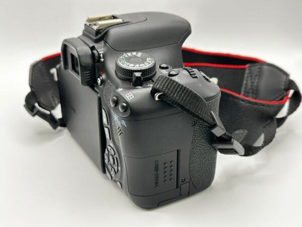 WhatsApp Image 2024 10 30 at 18.30.13 CAMARA REFLEX CANON 600D + CARGADOR Y BOLSO