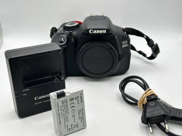 WhatsApp Image 2024 10 30 at 18.30.14 1 CAMARA REFLEX CANON 600D + CARGADOR Y BOLSO