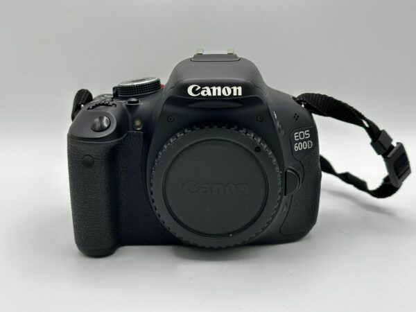 WhatsApp Image 2024 10 30 at 18.30.14 CAMARA REFLEX CANON 600D + CARGADOR Y BOLSO