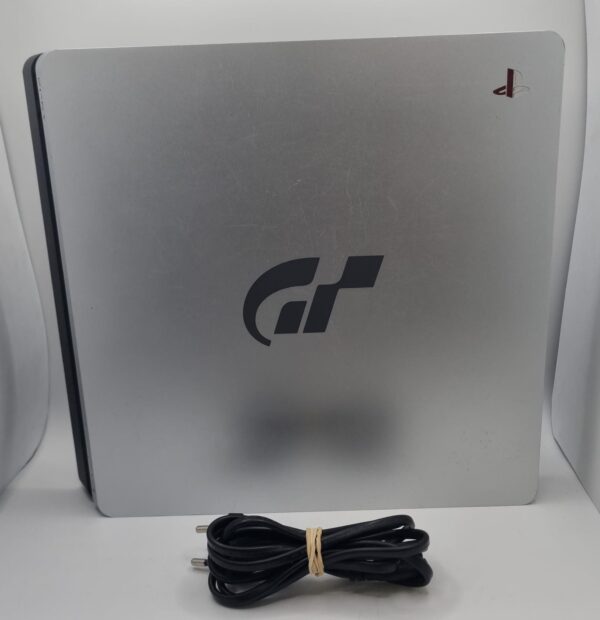 495182 1 CONSOLA PS4 SLIM 1TB EDICION GRAN TURISMO PLATA + CABLE (SIN MANDO)