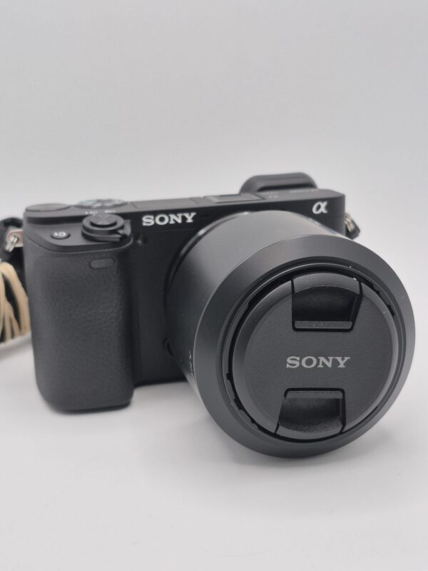 507042 8 CAMARA REFLEX SONY ALPHA 6400 + OBJETIVO SONY SEL50F18 1.8/50 + CARGADOR + FUNDA