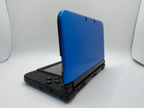 507831 1 CONSOLA NINTENDO 3DS XL COLOR AZUL + CARGADOR "PERDIDA DE LUZ EN ESQUINA INFERIOR IZQUIERDA"