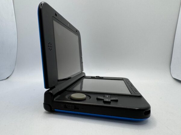 507831 2 CONSOLA NINTENDO 3DS XL COLOR AZUL + CARGADOR "PERDIDA DE LUZ EN ESQUINA INFERIOR IZQUIERDA"