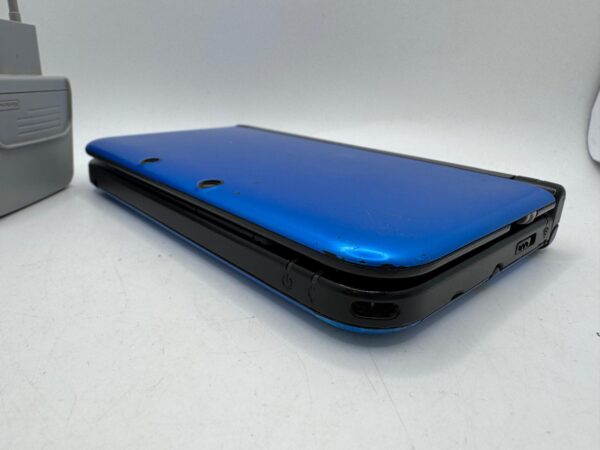 507831 4 CONSOLA NINTENDO 3DS XL COLOR AZUL + CARGADOR "PERDIDA DE LUZ EN ESQUINA INFERIOR IZQUIERDA"