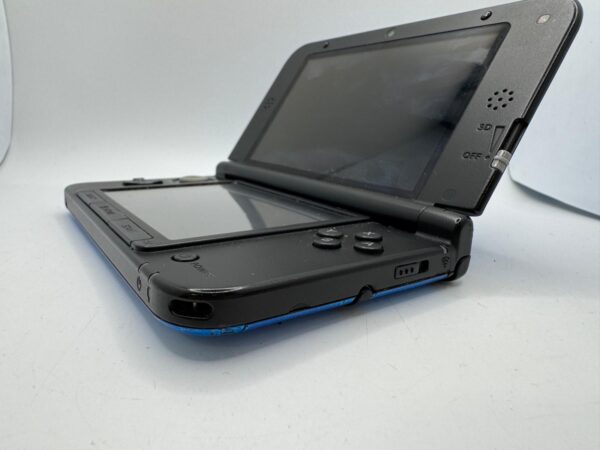 507831 5 CONSOLA NINTENDO 3DS XL COLOR AZUL + CARGADOR "PERDIDA DE LUZ EN ESQUINA INFERIOR IZQUIERDA"