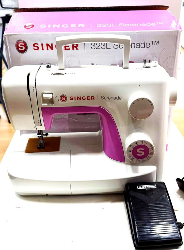 508929 1 MAQUINA DE COSER SINGER 323L SERENADE BLANCA Y ROSA * A ESTRENAR + CAJA