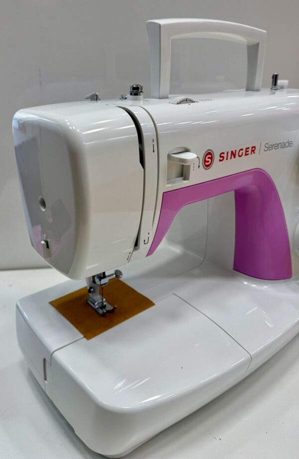 508929 4 MAQUINA DE COSER SINGER 323L SERENADE BLANCA Y ROSA * A ESTRENAR + CAJA