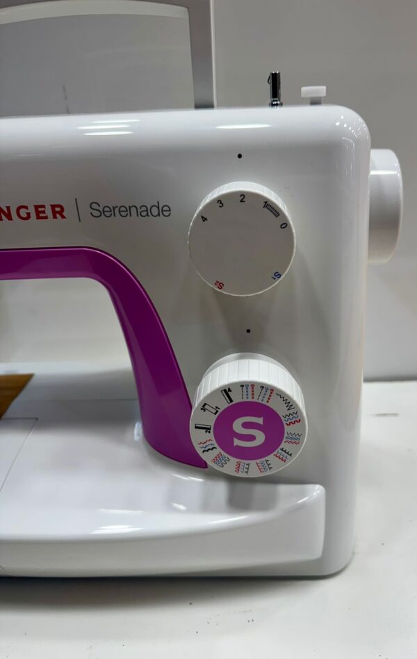 508929 5 MAQUINA DE COSER SINGER 323L SERENADE BLANCA Y ROSA * A ESTRENAR + CAJA