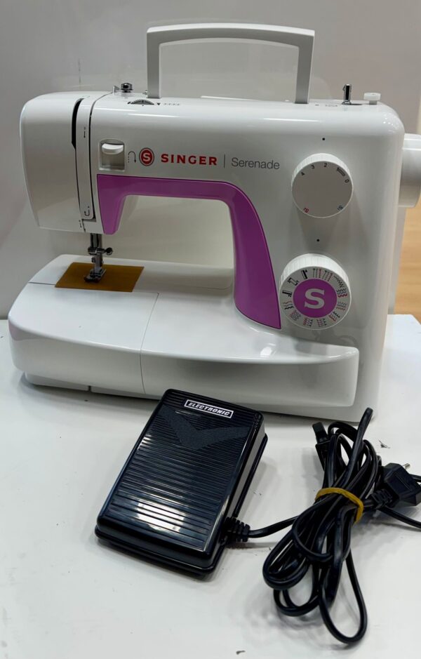 508929 6 MAQUINA DE COSER SINGER 323L SERENADE BLANCA Y ROSA * A ESTRENAR + CAJA