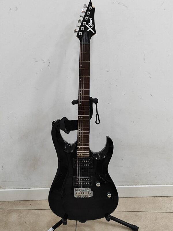 IMG 20240807 110828 akGTKX scaled GUITARRA ELECTRICA NEGRA CORT X100 + CORREA