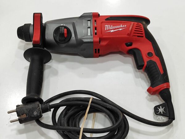 Imagen de WhatsApp 2024 11 02 a las 13.19.51 e4ccd464 TALADRO PERCUTOR MILWAUKEE PFH 26T ROJO CON SOPORTE DELANTERO