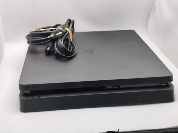 Imagen de WhatsApp 2024 11 18 a las 19.57.08 488b98dd CONSOLA PS4 SLIM 1TB NEGRO + CABLES * NO INCLUYE MANDO*