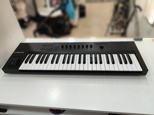 Imagen de WhatsApp 2024 11 23 a las 13.47.52 04ed739b TECLADO MIDI KOMPLETE A 49 + CAJA