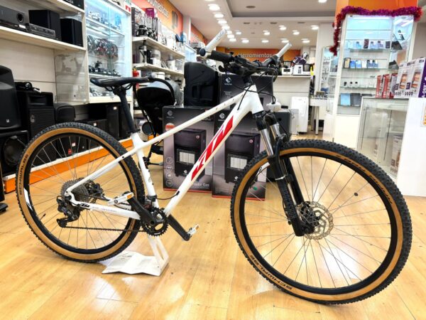 06 U451919 4 BICICLETA KTM ULTRA RIDE 29'' BLANCA