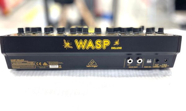 511316 5 SINTETIZADOR MONO BEHRINGER WASP DELUX + CABLES + ACC + CAJA