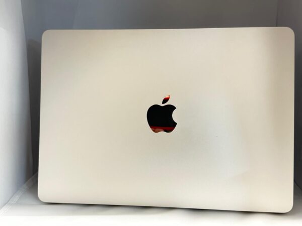 511636 5 MACBOOK AIR 14.2 M2 8 NUCLEOS, 8 GB RAM, 256 GB SSD + CARGADOR