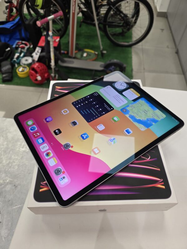 511701 1 IPAD PRO 12.9"( 2022) / 128 GB/ MOD.2436 + CAJA * 95% SALUD DE BATERIA* ( 9 CICLOS DE CARGA)