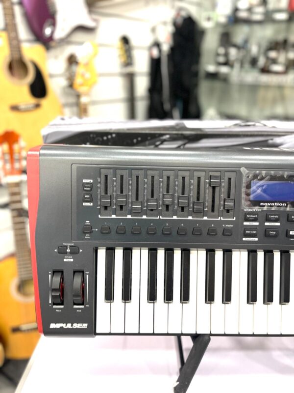 512366 2 TECLADO MIDI NOVATION IMPULSE 49 + CAJA + CABLE