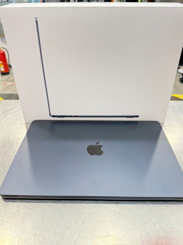 515266 1 MACBOOK AIR 2024 15" M3 8GB 256SSD *A ESTRENAR*