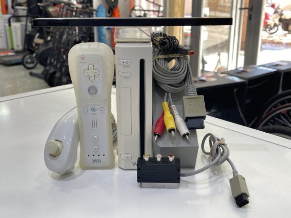 IMG 4636SAMU041224 30 scaled CONSOLA NINTENDO WII BLANCA CON CABLES Y MANDO