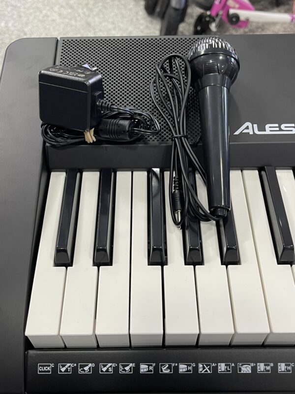 IMG 5667SAMU231224 38 scaled TECLADO PIANO ALESIS MELODY 61 + AURICULARES + MICROFONO + BANQUETA