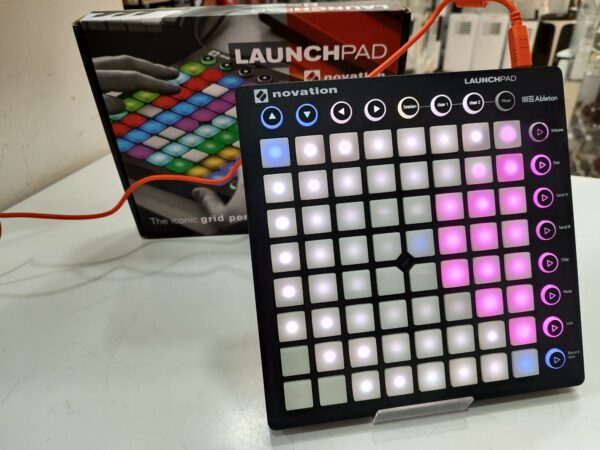 Imagen de WhatsApp 2024 12 19 a las 17.10.21 f145adc0 LAUNCH PAD NOVATION MK2 + CAJA + ACCESORIOS