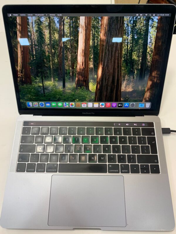 WhatsApp Image 2024 12 16 at 13.39.00 PORTATIL MACBOOK PRO TOUCH BAR 13'' 2019 INTEL I5 IRIS PLUS 16 GB RAM 256 GB (TECLADO INGLES) + CARGADOR