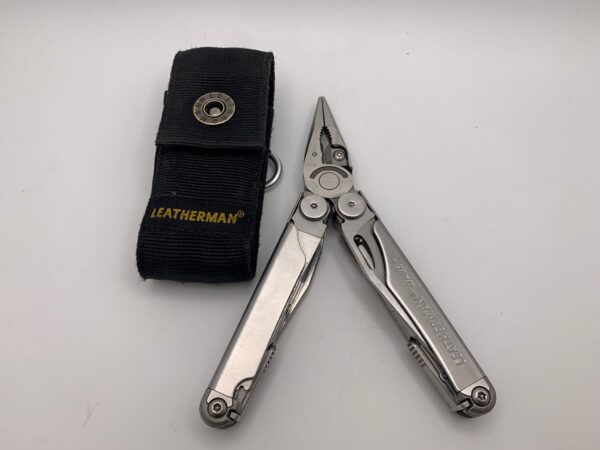 WhatsApp Image 2024 12 19 at 17.32.19 HERRAMIENTA MULTIUSOS LEATHERMAN WAVE + FUNDA