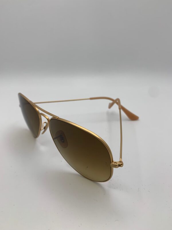 WhatsApp Image 2024 12 21 at 11.09.21 1 GAFAS DE SOL DE CABALLERO RAYBAN AVIATOR LARGE METAL 112785