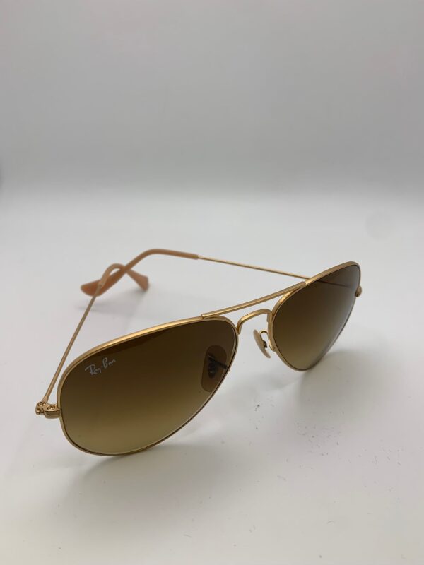 WhatsApp Image 2024 12 21 at 11.09.21 GAFAS DE SOL DE CABALLERO RAYBAN AVIATOR LARGE METAL 112785