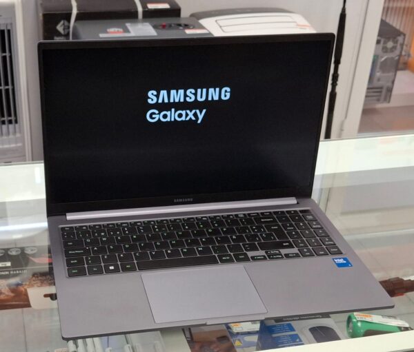 15u519976 1 PORTATIL SAMSUNG GALAXY BOOK4 2023 INTEL CORE I5-120U 8GB/512 GB + CARGADOR