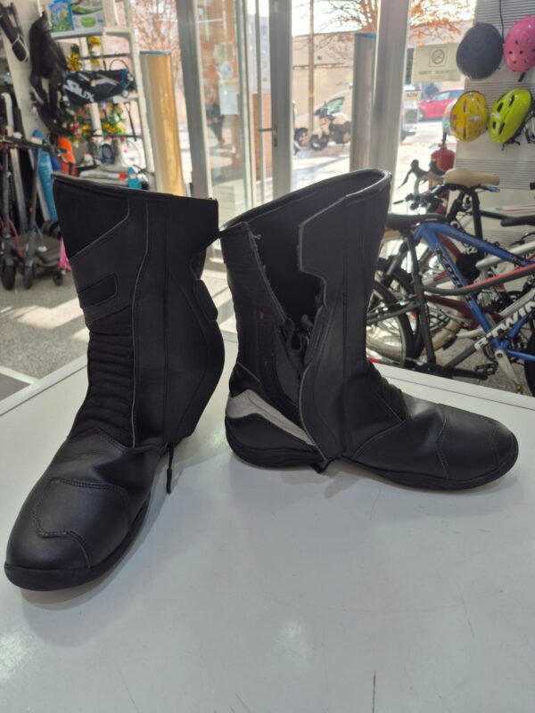 515701 2 BOTAS DE MOTO COURSE TALLA 43 NEGRA