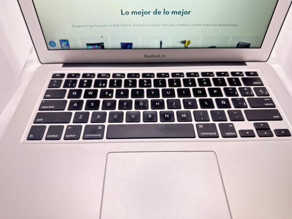 517520 6 MACBOOK AIR 2015 I5 1.6 GHZ, 4 GB, 128 GB + CARGADOR