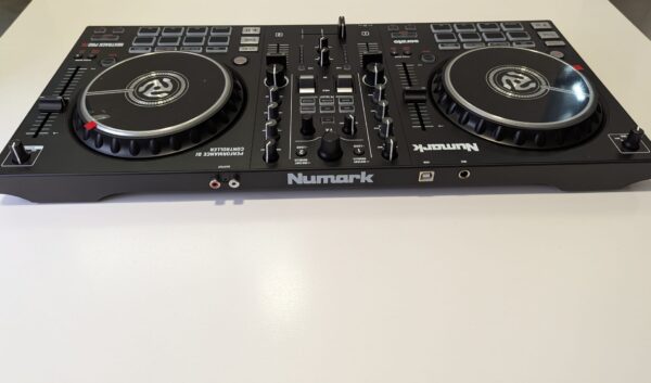 518388 1 MESA DE MEZCLA DE NUMARK MIXTRACK PRO FX + CAJA