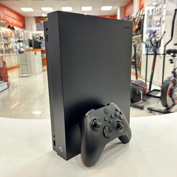 518477 2 scaled CONSOLA MICROSOFT XBOX ONE X 1TB CON MANDO Y CABLES