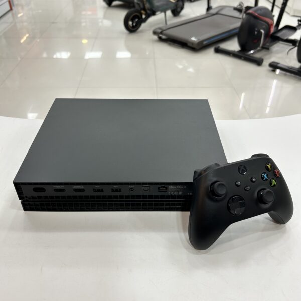 518477 3 scaled CONSOLA MICROSOFT XBOX ONE X 1TB CON MANDO Y CABLES