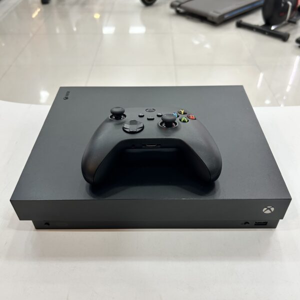 518477 scaled CONSOLA MICROSOFT XBOX ONE X 1TB CON MANDO Y CABLES