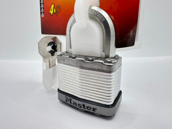 520255 4 CANDADO MASTER LOCK M15DLF A ESTRENAR